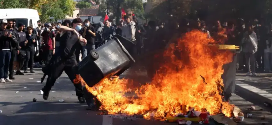 France youth riots and looted store